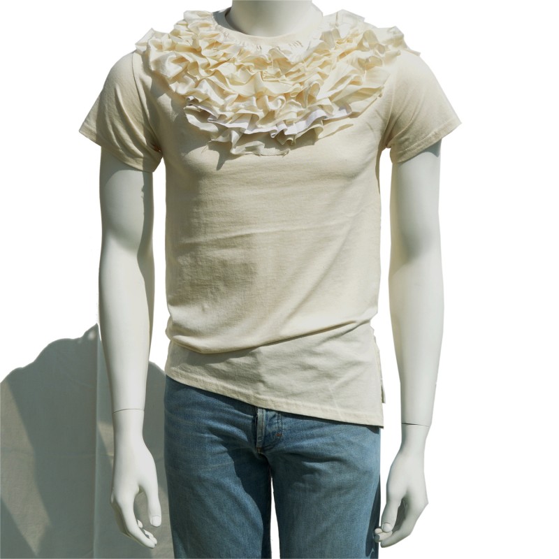 T-shirt with ruffles around the neck,