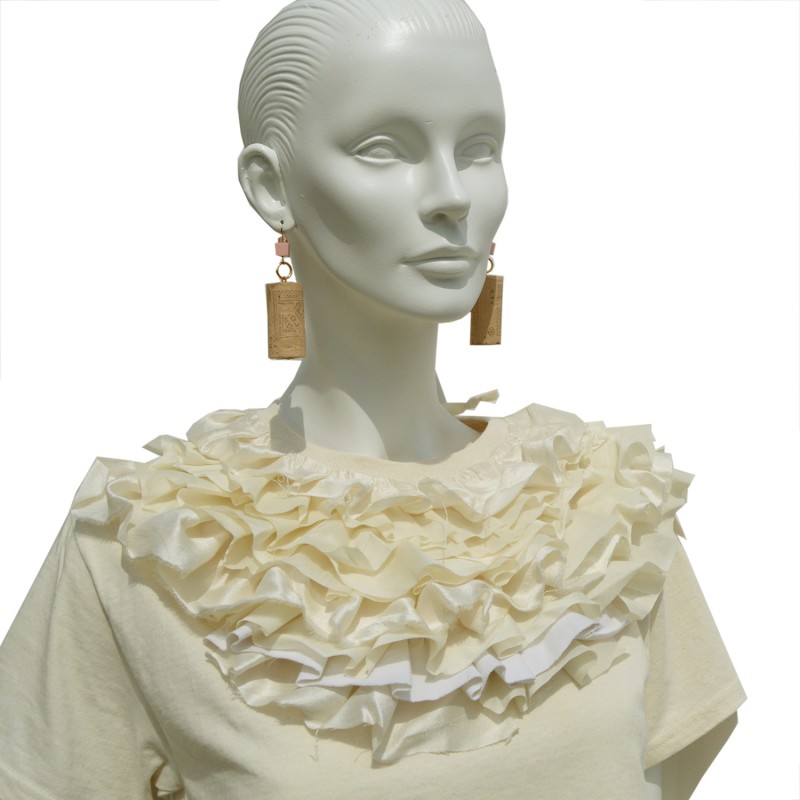T-shirt with ruffles around the neck,  and cork earrings