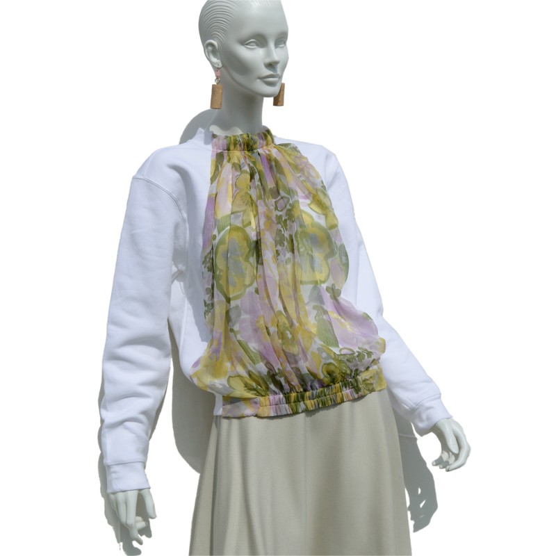 White Sweatshirt with flowered print frontal on woman