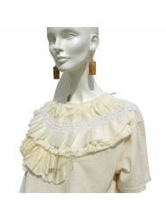 Earrings in recycled cork and gold and ruffles t-shirt