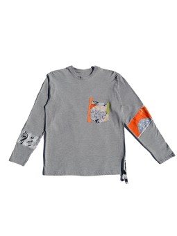 Camiseta gris con insertos estampados y bolsillo