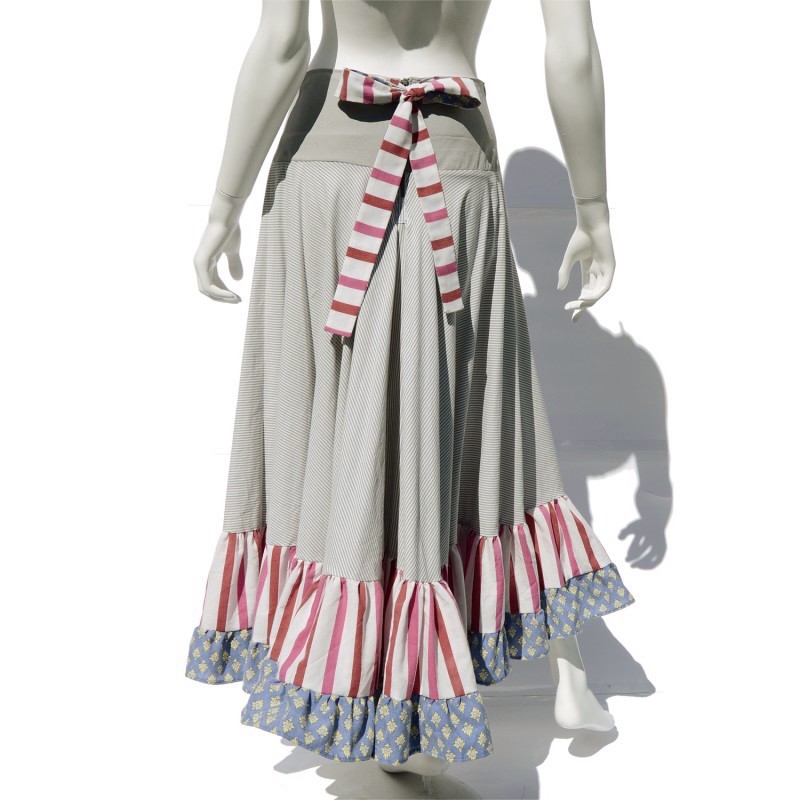 Striped skirt with embroidery, and Zip and bow closure on the back