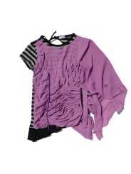 Top drapeado en color lila sobre camiseta de rayas negras y grises