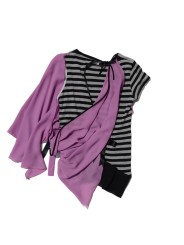 Top drapeado en color lila sobre camiseta de rayas negras y grises, espalda