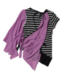 Top drapeado en color lila sobre camiseta de rayas negras y grises, espalda