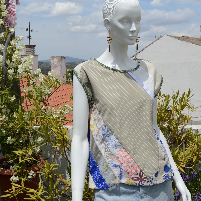 Top made in patchwork of different fabrics.