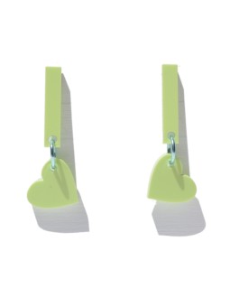 Pendientes en plexiglass verde claro con forma de corazón colgando con anilla en verde agua metalizado.