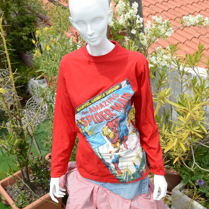 Camiseta roja de manga larga con aplicación en el frontal estampada con Spiderman.