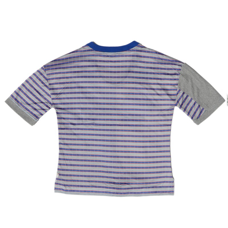 T-shirt patchwork con cuello azul bajo