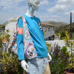 Camiseta turquesa con insertos estampados y bolsillo y bolso Hoshi