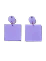Big translucid lilac plexi earrings, made in a circular shape and a big square united by a pink metalized ring.