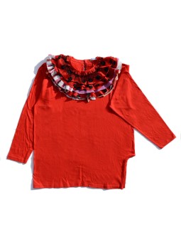 Camiseta roja con volantes