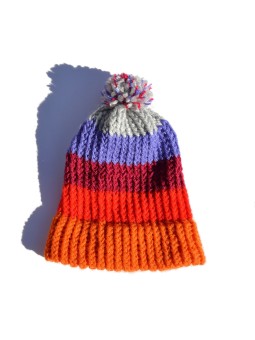 Gorro hecho a mano, en colores Gris, lila, burdeos, rojo y naranja