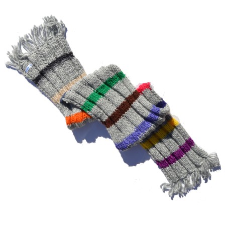 Bufanda hecha a mano, en color Gris con rayas de colores