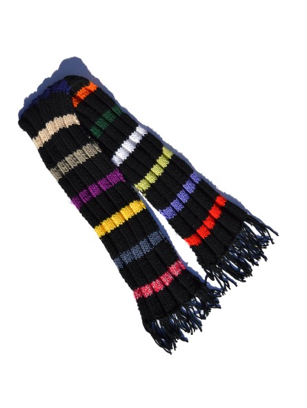Bufanda hecha a mano, en color negro con rayas de colores