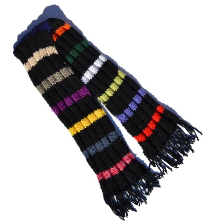Bufanda hecha a mano, en color negro con rayas de colores