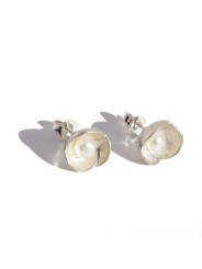 Pendientes botón de plata y perla de agua de Atelier Joia BCN