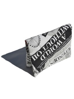 Bolso de mano en estampado de periódico