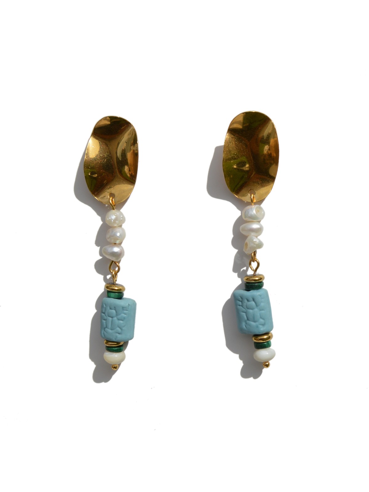 Faraona earrings with river pearls and beads.