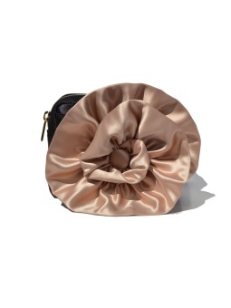 Pulseta Negra y Maquillaje de Celina Martin