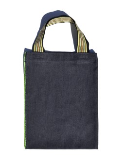 Un bolso en Denim color Básico con detalle bordado en color fluorescen