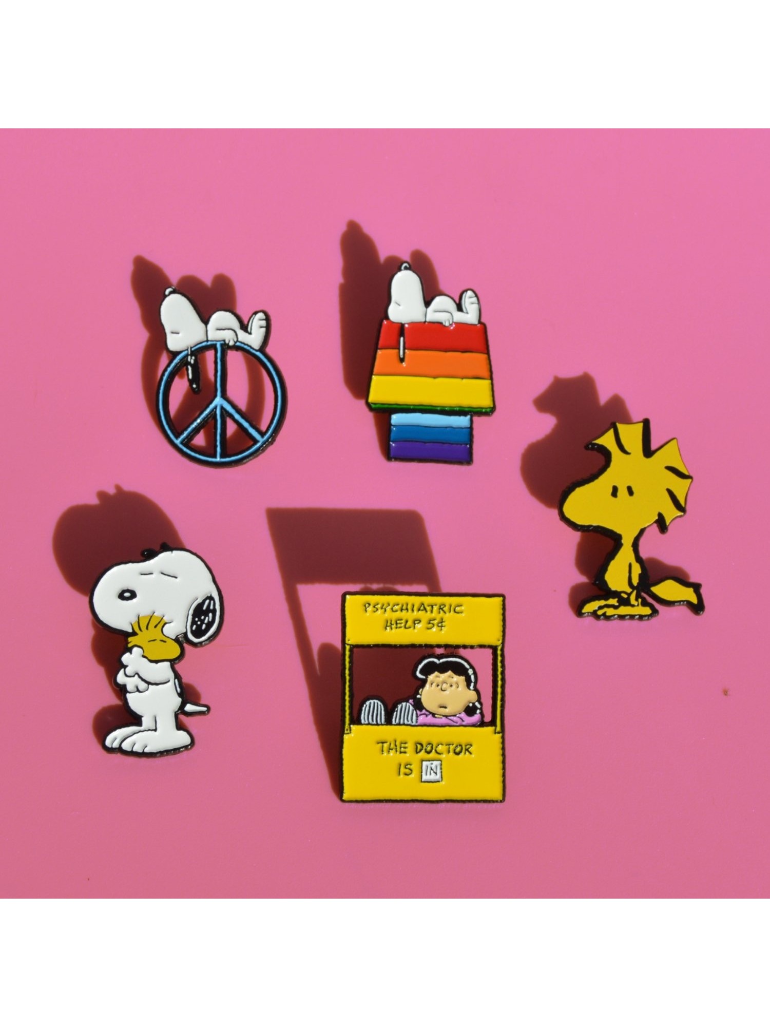 Pin de esmalte Abrazos de Magpie x Peanuts, Snoopy y Emilio