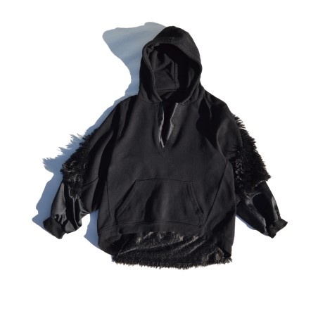 Sudadera negra con pelouche