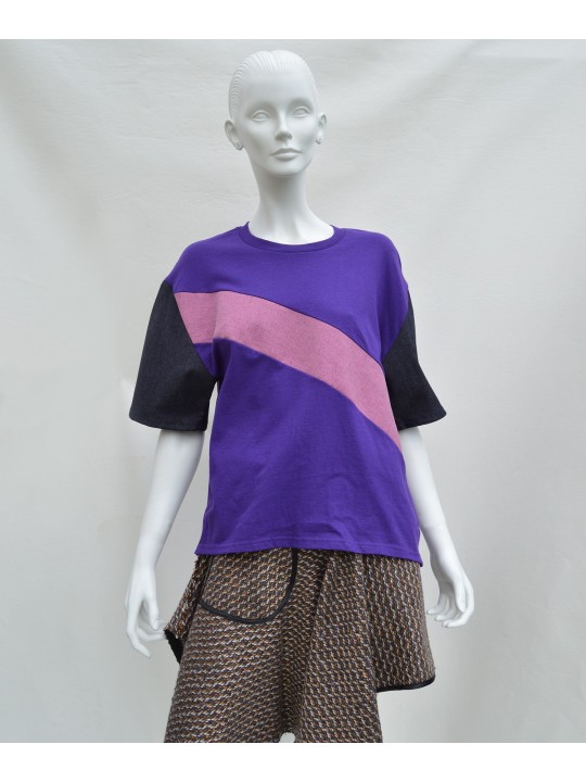 Camiseta morada con raya rosa y mangas denim de San Fabrizzio