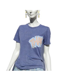 T-shirt con apliques enguatados con la escrita "THAK"