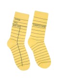 Calcetines con diseño de tarjeta de biblioteca amarilla de Out of Print
