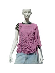 Top drapeado en color lila sobre camiseta de rayas negras y grises mujer