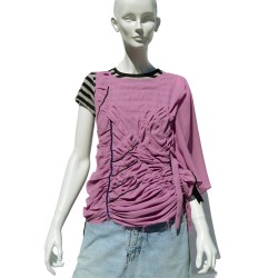 Top drapeado en color lila sobre camiseta de rayas negras y grises mujer